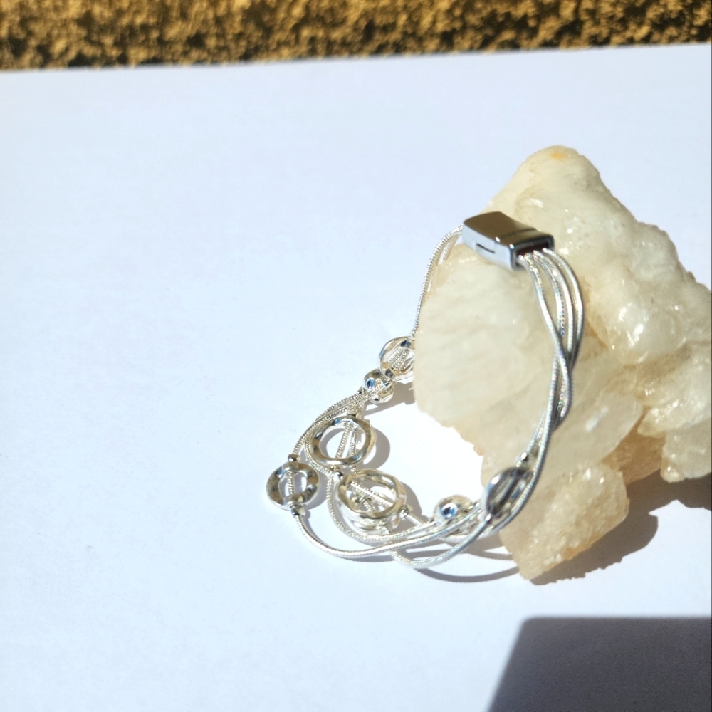 Woman's Simple Hammered Ball & Hollow Circles Sliver Magnetic Bracelet - Picture 5 of 7
